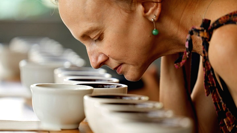 Ο καφές που κοστίζει σχεδόν 1000 δολάρια το φλιτζάνι καταφθάνει στο Ντουμπάι