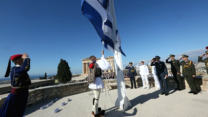 Αθήνα: Σημαία υψώνεται στην Ακρόπολη για την 81η επέτειο της Απελευθέρωσης