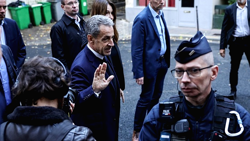 Ο Νικολά Σαρκοζί παραμένει έγκλειστος στη φυλακή του Παρισιού για τουλάχιστον τρεις εβδομάδες