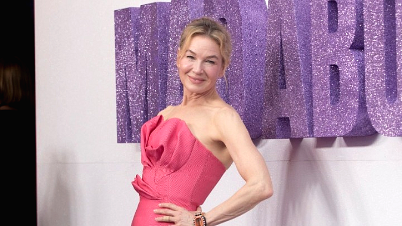 Άγαλμα της Ρενέ Ζελβέγκερ ως «Bridget Jones» στην πλατεία Λέστερ του Λονδίνου