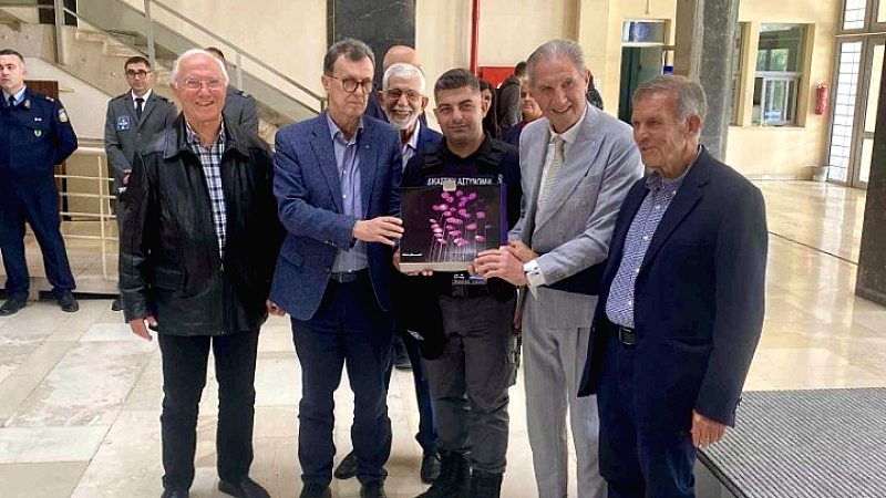 Τιμητική διάκριση στον δικαστικό αστυνομικό που έσωσε 15χρονο από φλεγόμενο διαμέρισμα