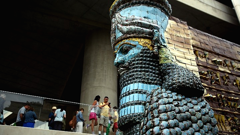 Παρουσίαση του έργου Lamassu of Nineveh (2018) του Michael Rakowitz στον εξωτερικό χώρο του Μουσείου Ακρόπολης