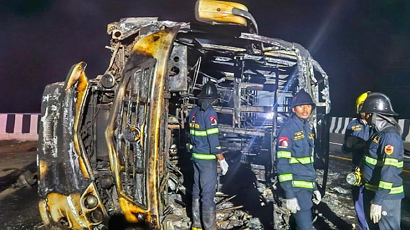 Τραγωδία στην Ινδία: Τουλάχιστον 20 θάνατοι από πυρκαγιά σε λεωφορείο