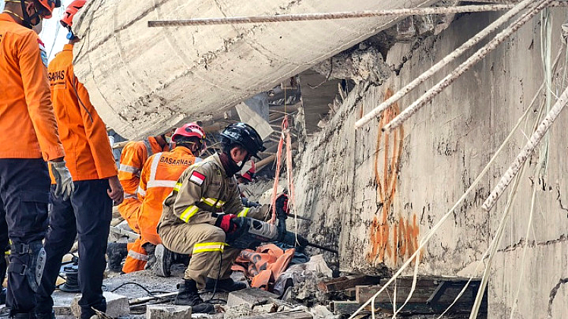Αύξηση στους νεκρούς μετά την κατάρρευση ισλαμικού οικοτροφείου στην Ινδονησία – Συνεχίζονται οι έρευνες για 59 αγνοούμενους