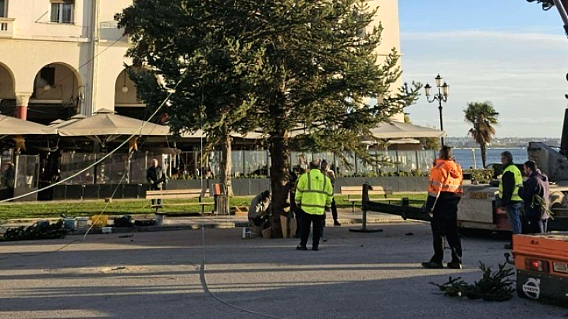 Προετοιμασίες για τη Χριστουγεννιάτικη Αγορά στην πλατεία Δικαστηρίων