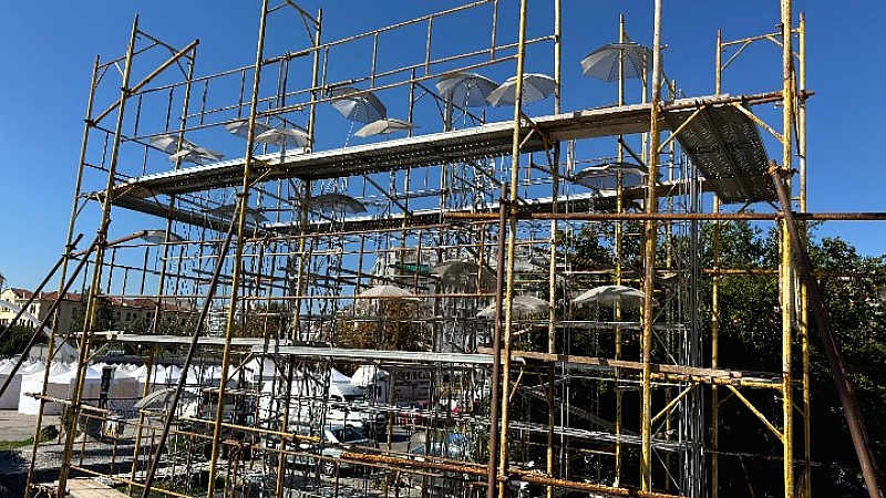 «Επισκευάζονται οι Ομπρέλες του Ζογγολόπουλου στη Νέα Παραλία Θεσσαλονίκης»