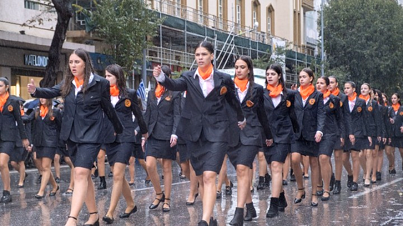 Μαθητές τιμούν τις εθνικές επετείους υπό καταρρακτώδη βροχή στη Θεσσαλονίκη
