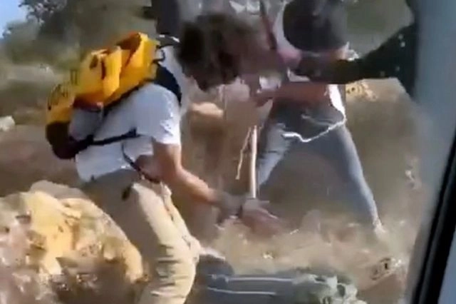 Παλαιστίνιοι αγρότες ξυλοκοπούνται βάναυσα από Ισραηλινούς εποίκους στη Δυτική Όχθη (Σκληρές εικόνες)