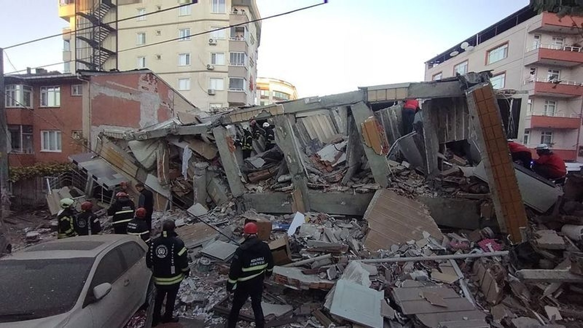 Κωνσταντινούπολη: Νεκρό 12χρονο αγόρι από κατάρρευση εξαώροφου κτιρίου – Αγωνία για τα υπόλοιπα μέλη της οικογένειας