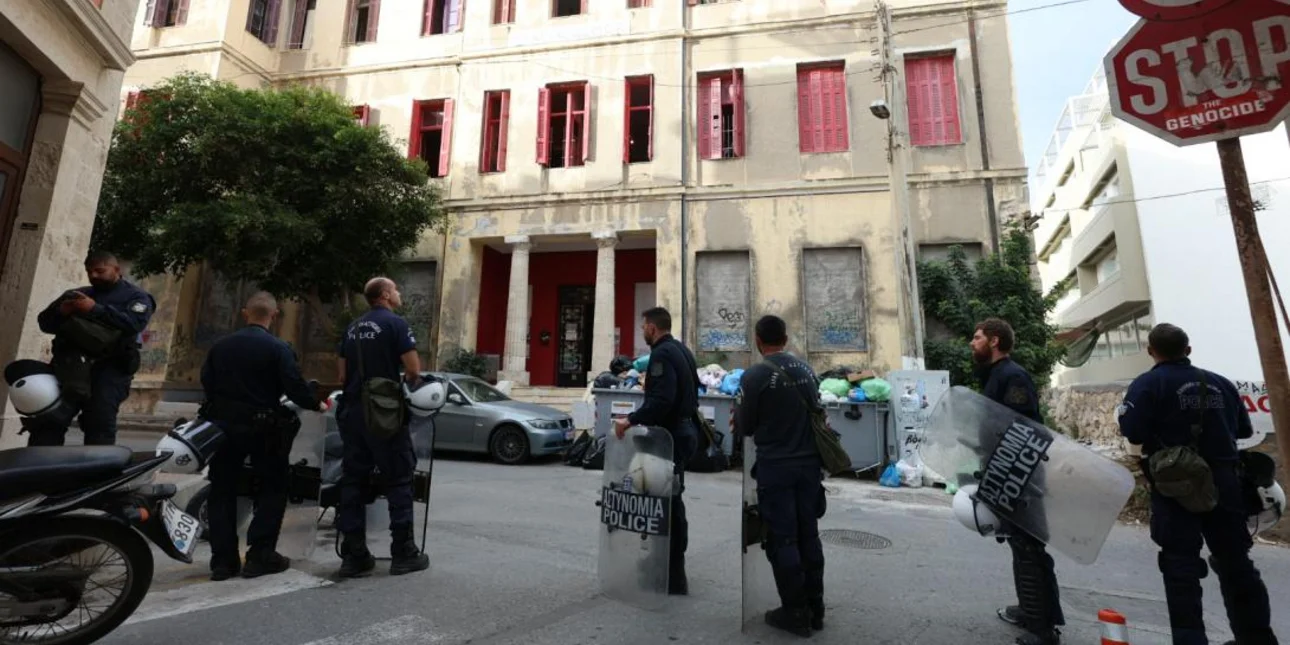 Έφοδος στην κατάληψη “Ευαγγελισμός” στο Ηράκλειο – Έξι προσαγωγές για την επίθεση σε βάρος του Μάκη Βορίδη