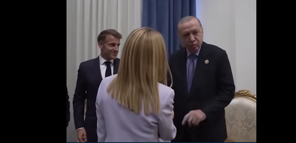 Το αιχμηρό κοπλιμέντο Ερντογάν στην Μελόνι: «Είσαι ωραία, αλλά πρέπει κόψεις το τσιγάρο» – «Το ξέρω, αλλά δεν θέλω να σκοτώσω κανέναν» (Βίντεο)