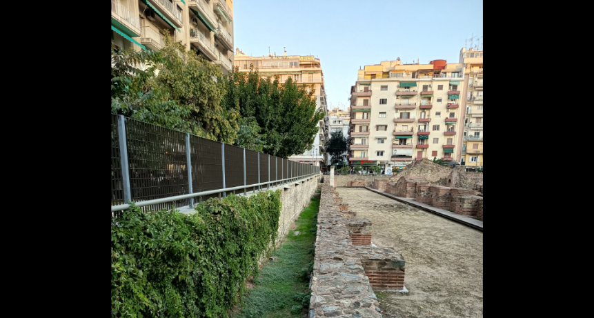Θεσσαλονίκη: Ο Στέλιος Αγγελούδης ζητά να αφαιρεθούν τα κάγκελα από το Ανάκτορο του Γαλέριου στη Ναυαρίνου