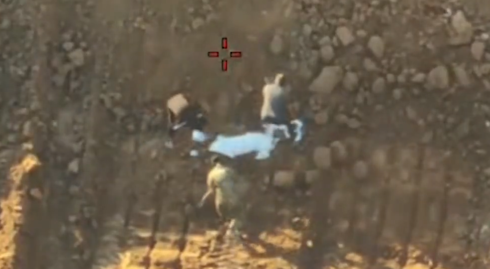 Η Χαμάς σκηνοθέτησε «ανακάλυψη» σορού για να ξεγελάσει τον Ερυθρό Σταυρό: Την έθαψαν, την ξέθαψαν και κάλεσαν φωτογράφο (Βίντεο)