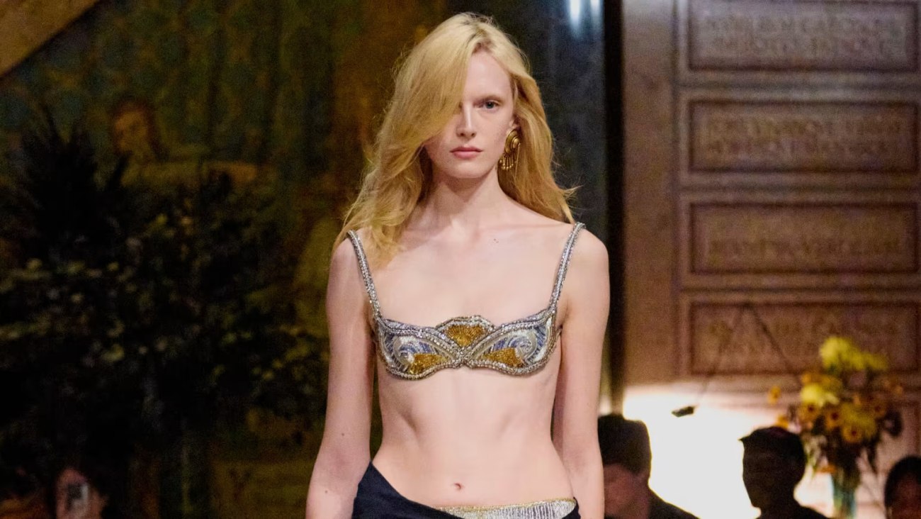 Νέα εποχή για τον Versace: Σέξι, τολμηρή και εμπνευσμένη από τη δεκαετία του 80