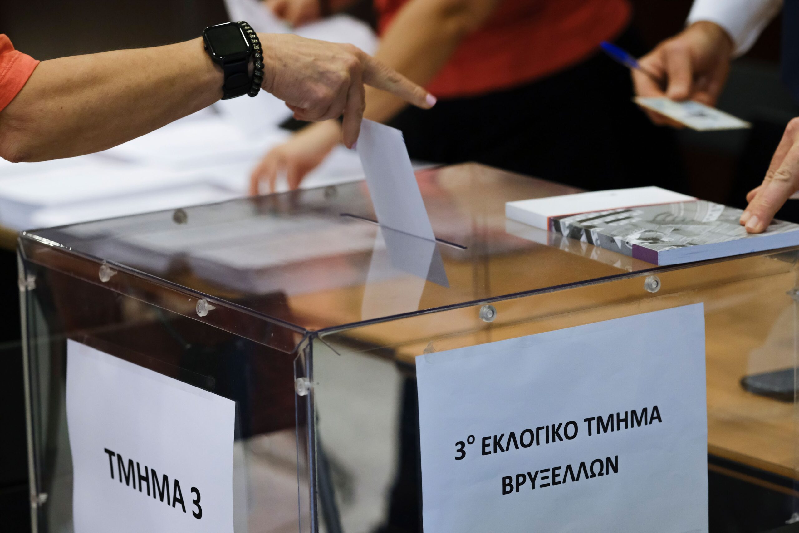 Η δημοκρατία σε κρίση: Μειώνεται η εμπιστοσύνη στους δημοκρατικούς θεσμούς παγκοσμίως