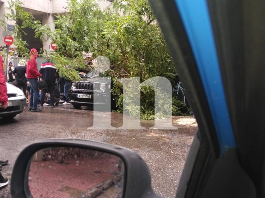 Δέντρο κατέρρευσε στο κέντρο της Αθήνας, τραυματίζοντας έναν άνδρα