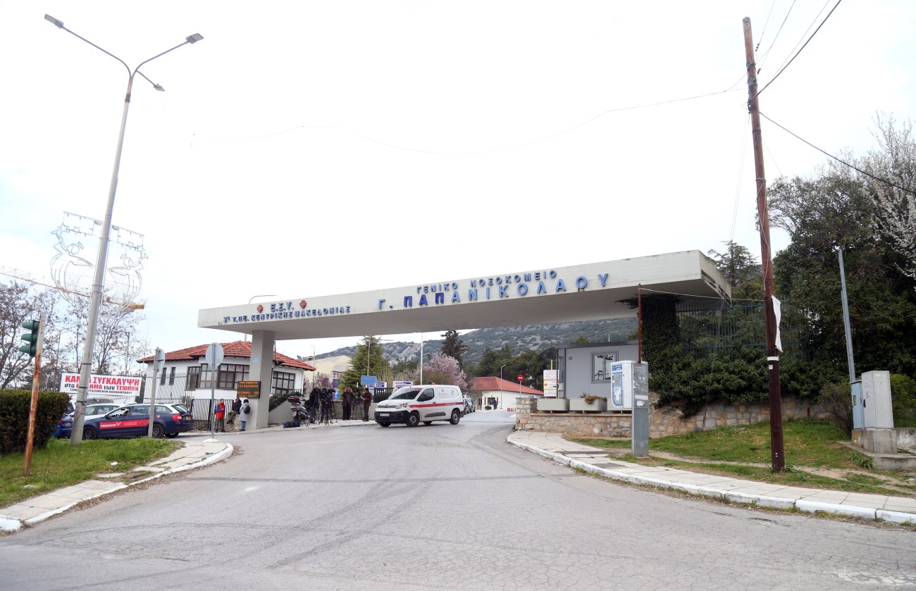 Νεαρή έπεσε από μπαλκόνι τρίτου ορόφου στη Θεσσαλονίκη και νοσηλεύεται σε κρίσιμη κατάσταση