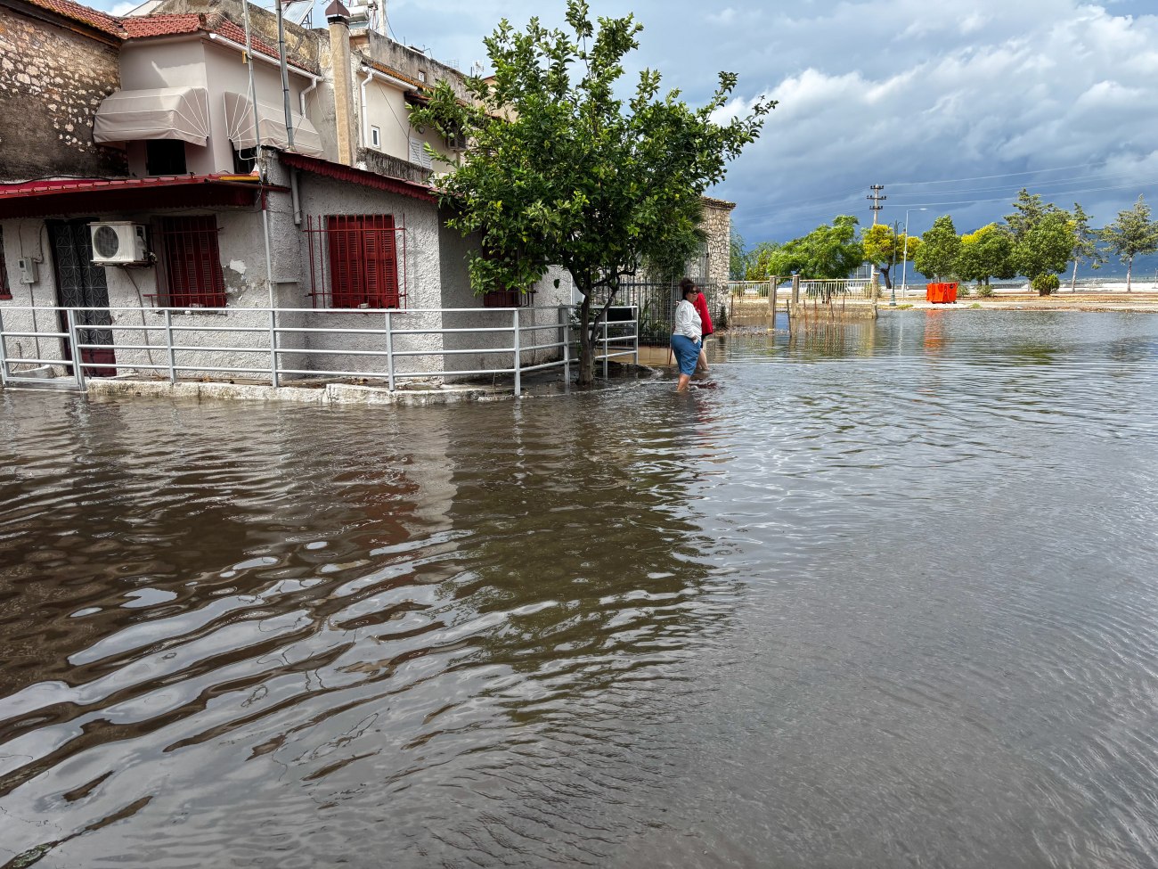 Ισχυρές καταιγίδες και κίνδυνοι πλημμυρών: Ακολουθείστε τη ζωντανή πορεία των φαινομένων