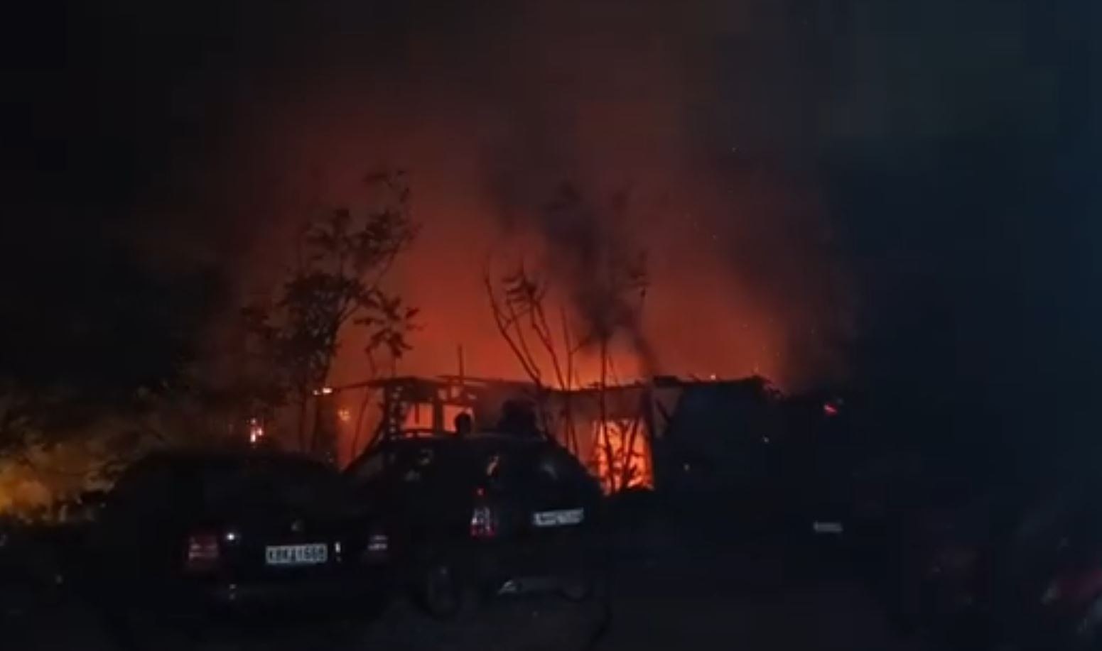 Θεσσαλονίκη: Εκτεταμένες ζημιές από φωτιά σε εγκαταλελειμμένο κτίριο στην παλαιά Λαχαναγορά