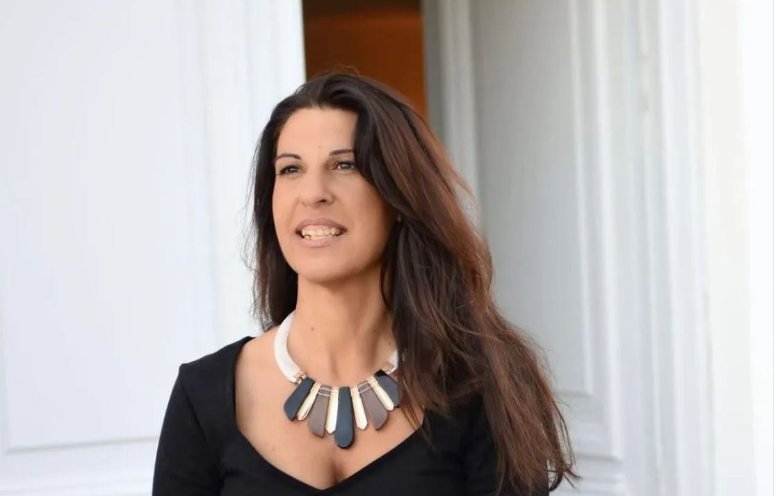 Μαρκ Ζούκερμπεργκ: Η αδελφή του, Ράντι, επισκέπτεται τη Σαντορίνη – Ο λόγος της παρουσίας της