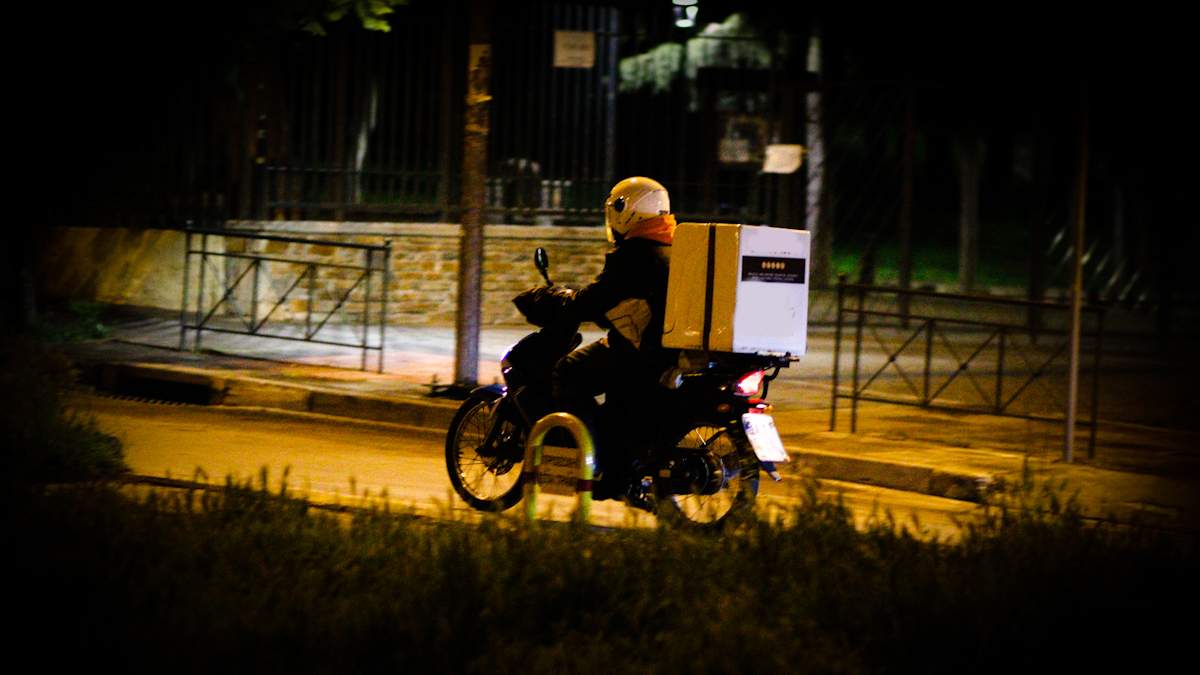 Συνελήφθησαν τρεις νεαροί για ληστείες διανομέων φαγητού με την απειλή όπλου