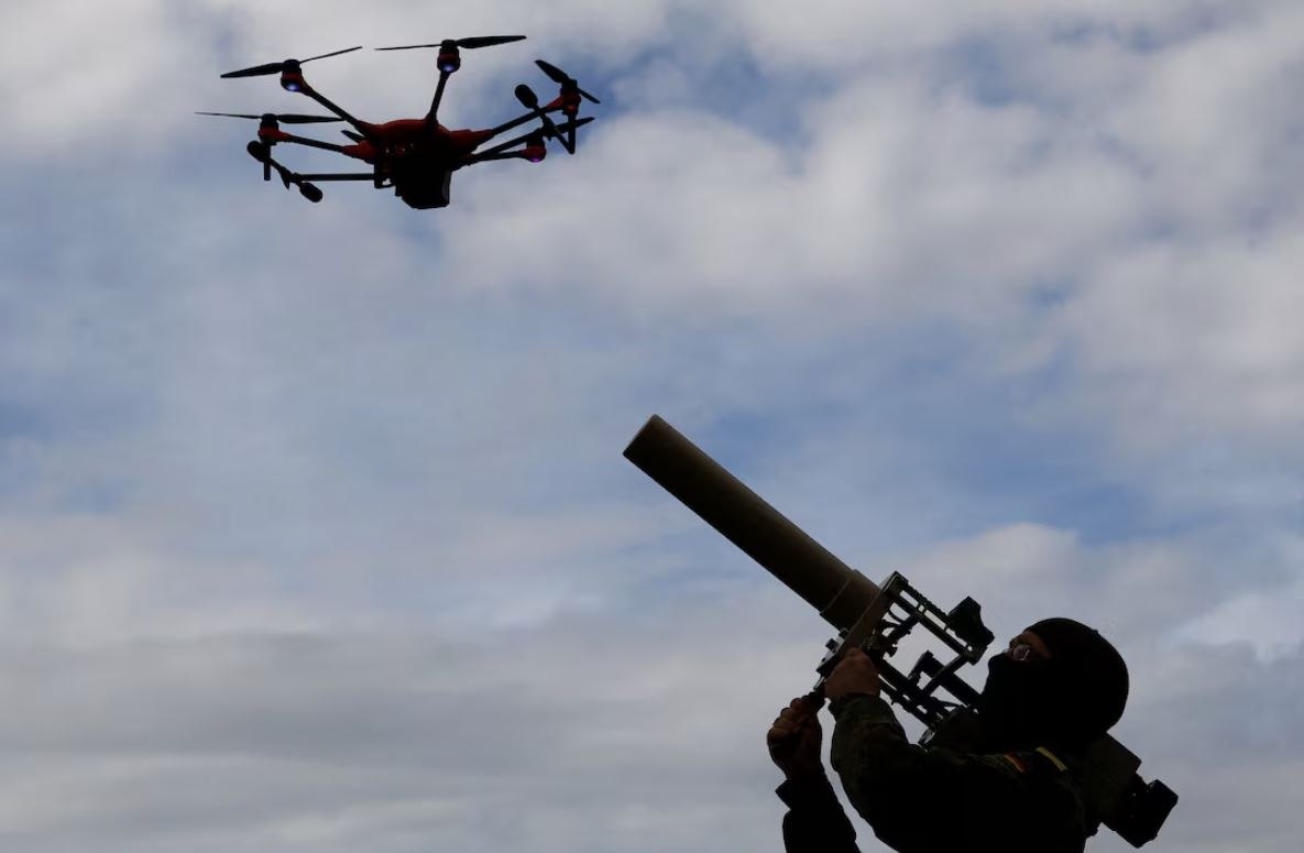 Με drones δεν κερδίζονται οι πόλεμοι: οι προτάσεις του Πετρέους για την Ουκρανία