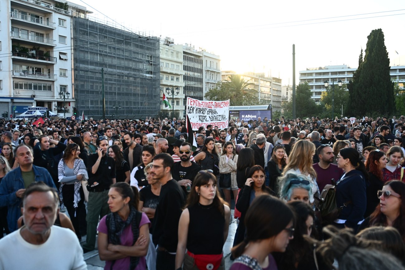 Αθήνα: Αυξάνεται το κύμα συμπαράστασης για τον Πάνο Ρούτσι – Πλήθος κόσμου συγκεντρώνεται στο Σύνταγμα
