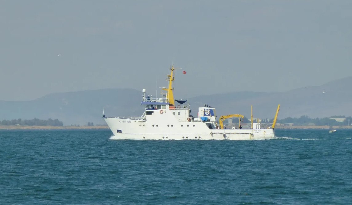 Το Πίρι Ρέις πλέει σε διεθνή ύδατα δυτικά των Ψαρών, παρακολουθεί το Πεντάγωνο