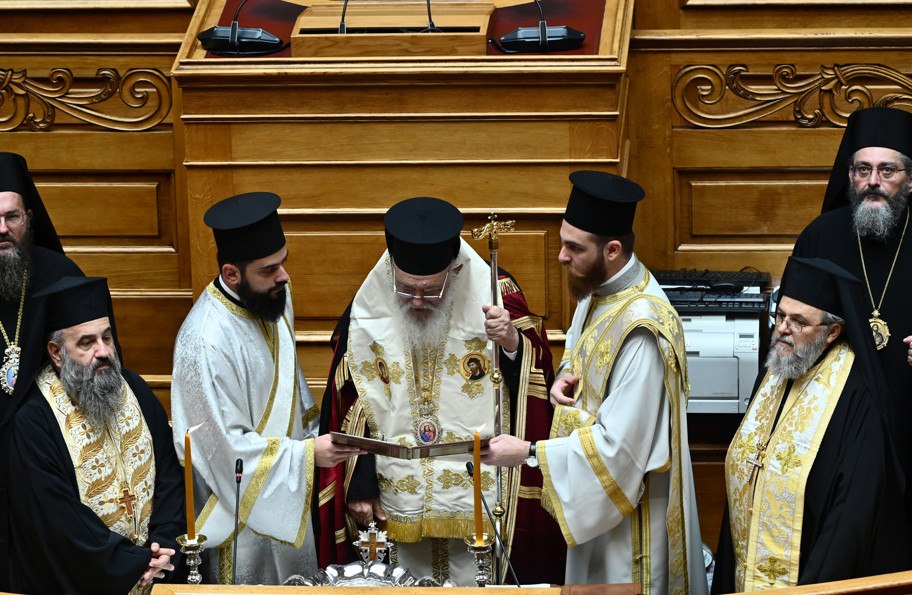 Αρχιεπίσκοπος Ιερώνυμος προς τους βουλευτές: Ο λαός μας χρειάζεται ενότητα και αγώνα
