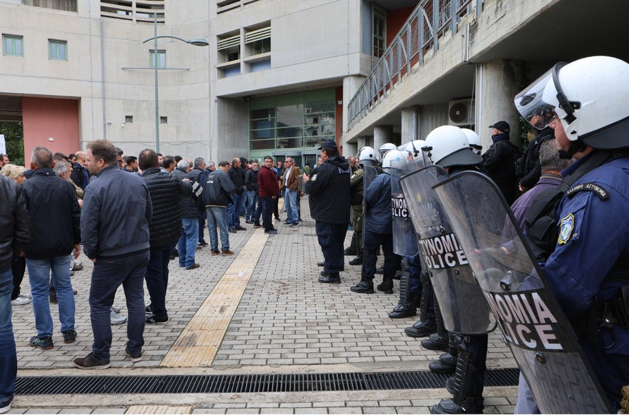 Αγρότες μπλοκάρουν κυβερνητικό κλιμάκιο στη Λιβαδειά