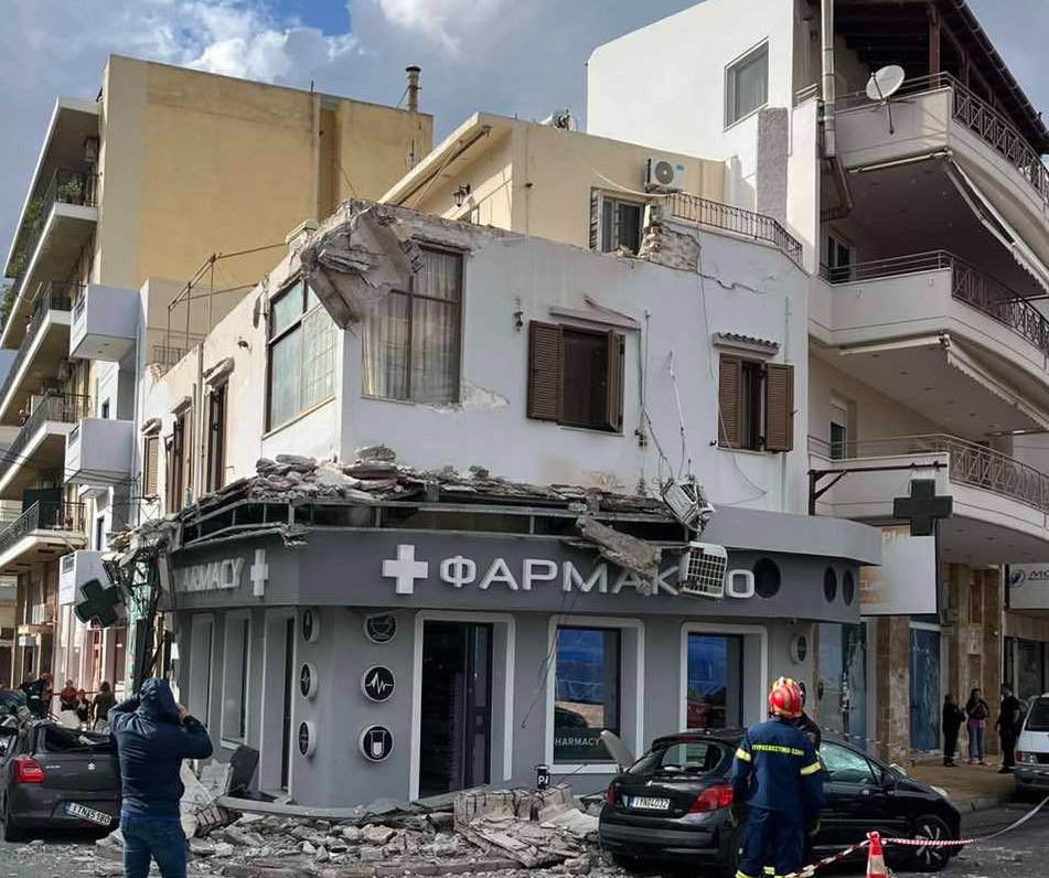 Κατάρρευση μπαλκονιού στο Λαύριο προκαλεί σοβαρές ζημιές