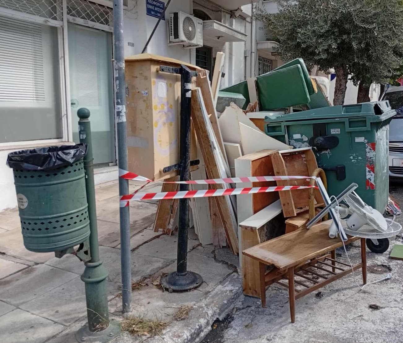 Επείγουσα κατάσταση λόγω της ανεξέλεγκτης απόρριψης ογκωδών απορριμμάτων στους δρόμους της Αττικής
