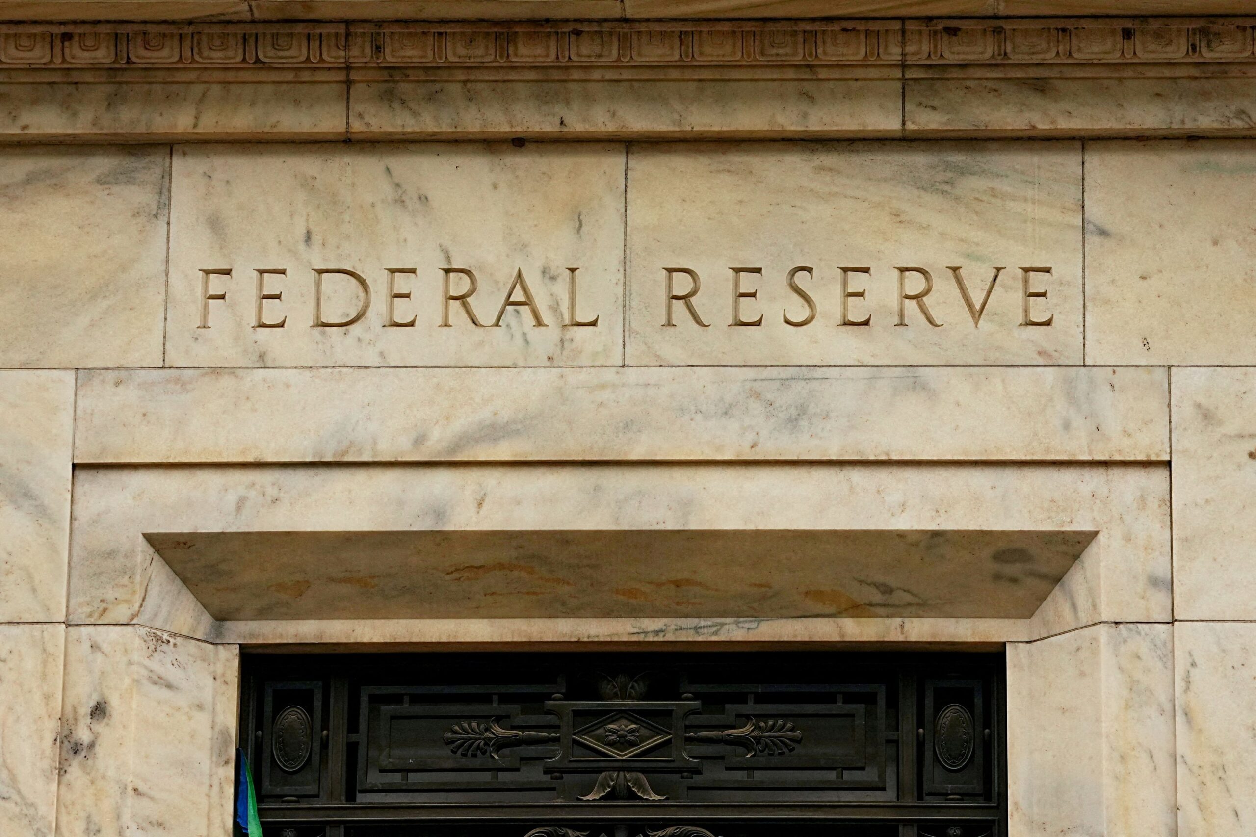 Σε τρία στρατόπεδα η Fed για τα επιτόκια: τι αποκάλυψαν τα πρακτικά