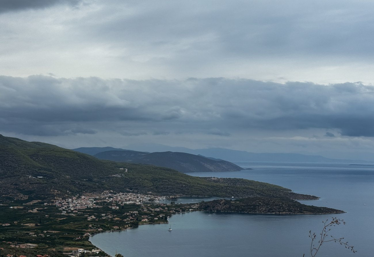 Καιρός: Αίθριες συνθήκες με τοπικές βροχές και θερμοκρασίες έως 23 βαθμούς