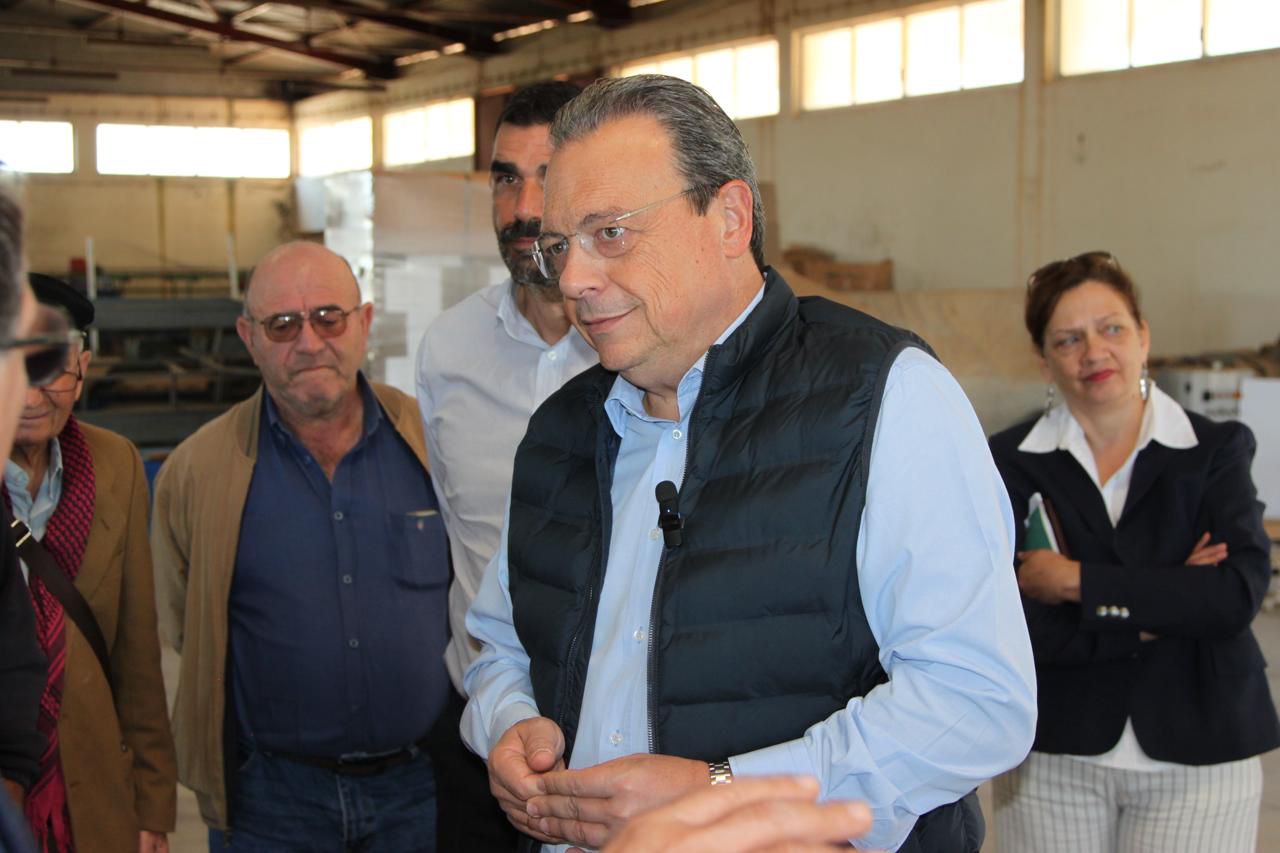 Φάμελλος: Η κυβέρνηση ευνοεί τους μεσάζοντες και όχι τους παραγωγούς