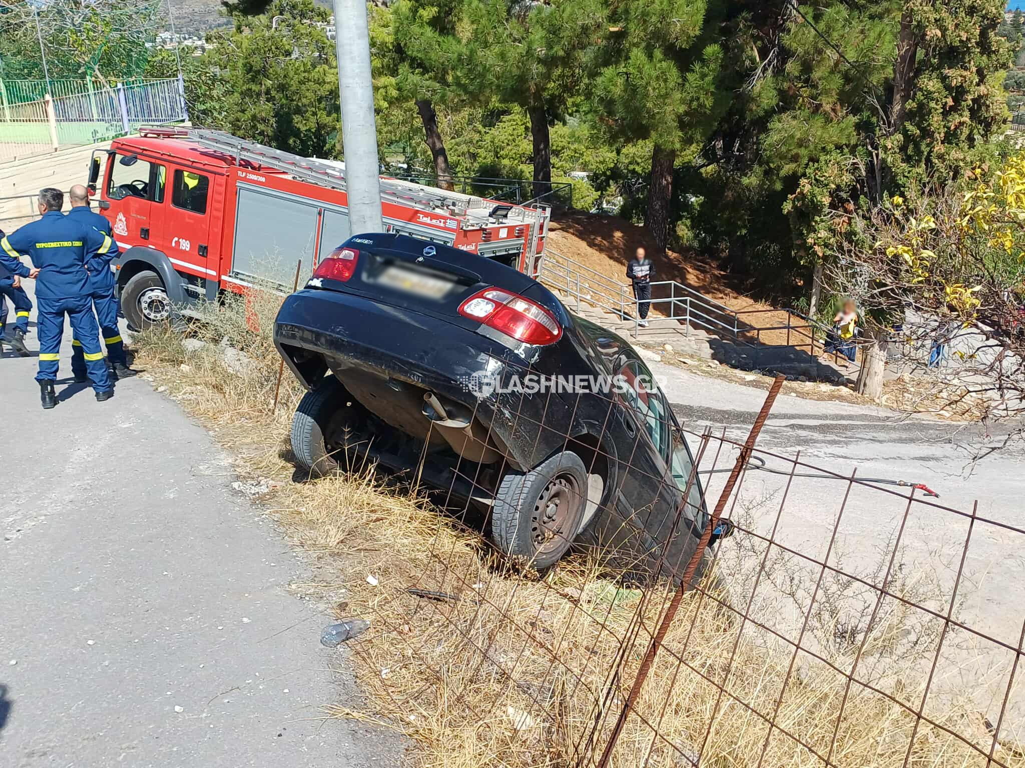 Χανιά: Πτώση αυτοκινήτου σε χαντάκι από ηλικιωμένη οδηγό – Επιχείρηση απεγκλωβισμού