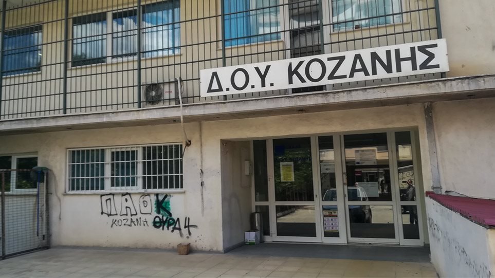 Σοκ και φρίκη στη δίκη της αιματηρής επίθεσης με τσεκούρι στη ΔΟΥ Κοζάνης