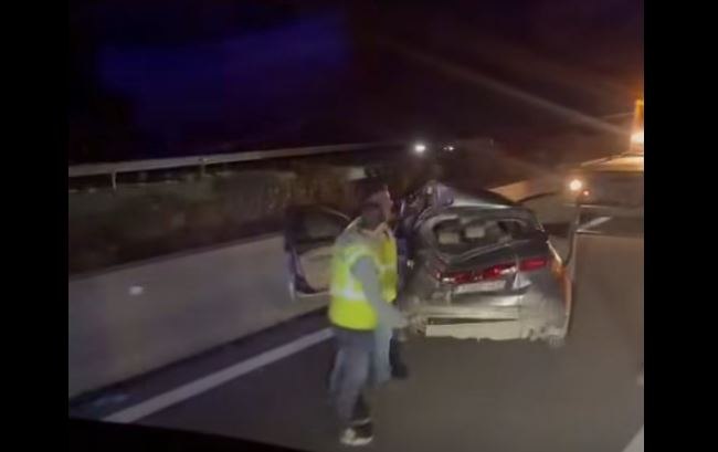 Σοβαρό τροχαίο στην εθνική οδό: Νταλίκα παρέσυρε ΙΧ που είχε ακινητοποιηθεί στη ΛΕΑ