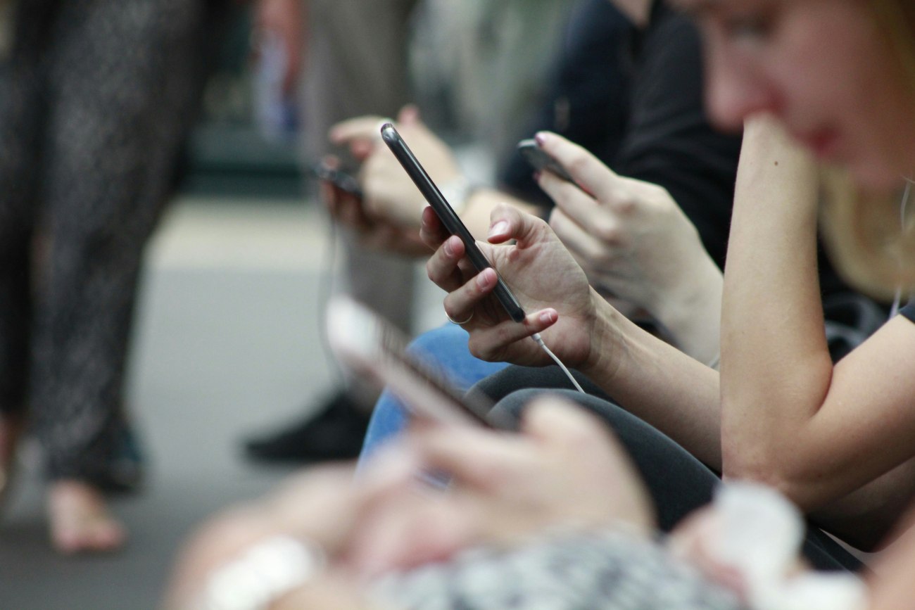 Μπορεί η γενιά Ζ να επιβιώσει χωρίς smartphones; Η μάχη κατά του εθισμού στην οθόνη