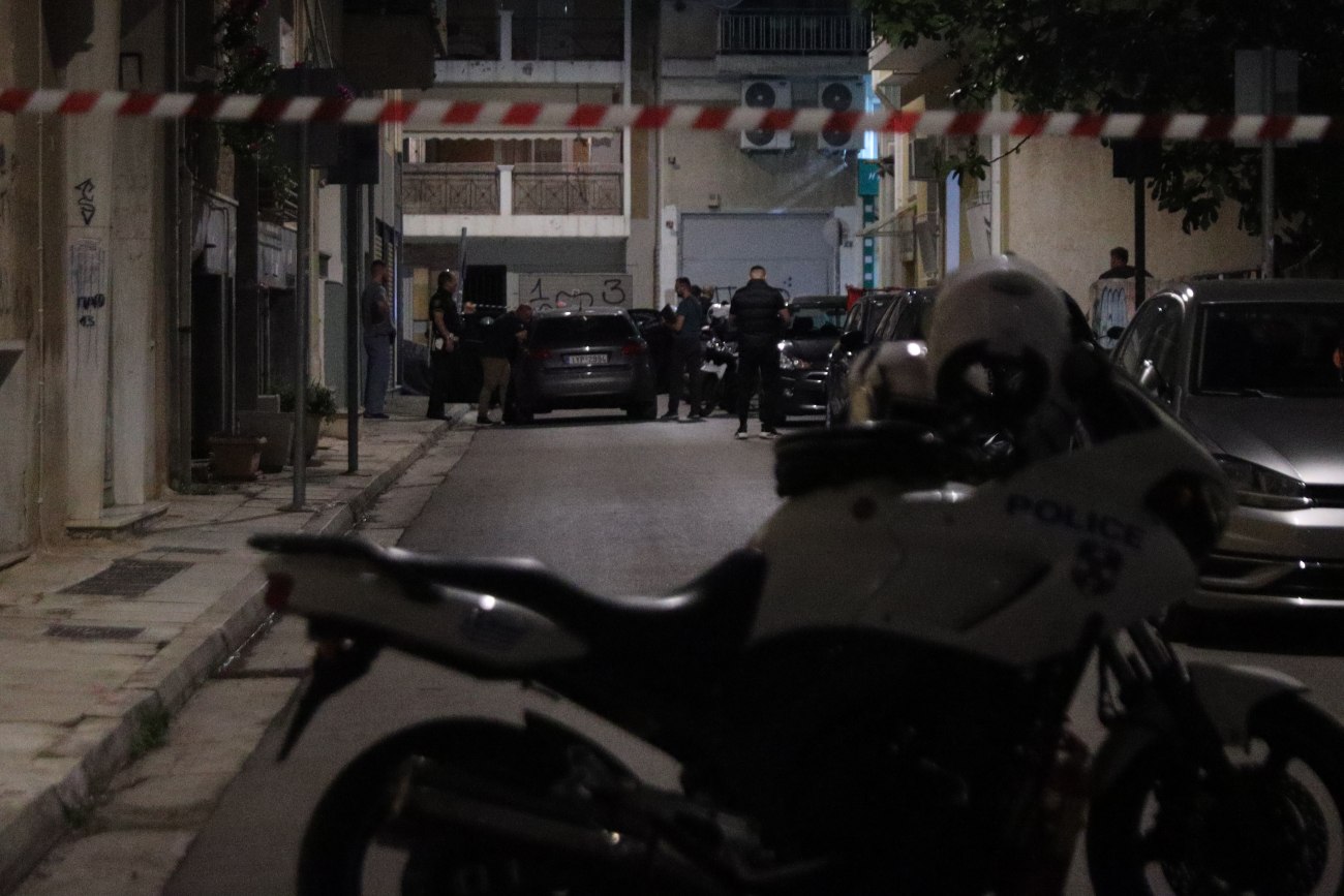 Έγκλημα στον Άγιο Παντελεήμονα: Αναζητείται τρίτο άτομο που έφυγε πριν από την ανθρωποκτονία