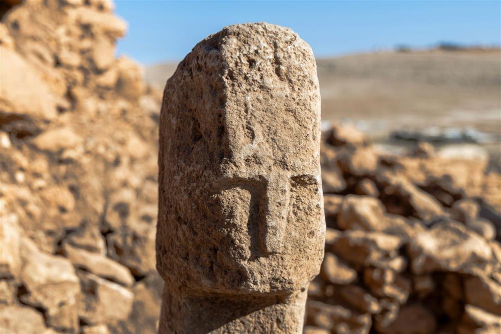 Μήπως η τέχνη προηγήθηκε της γεωργίας; Ένας 11.000 ετών λίθος ανατρέπει τις αντιλήψεις μας για τον πολιτισμό