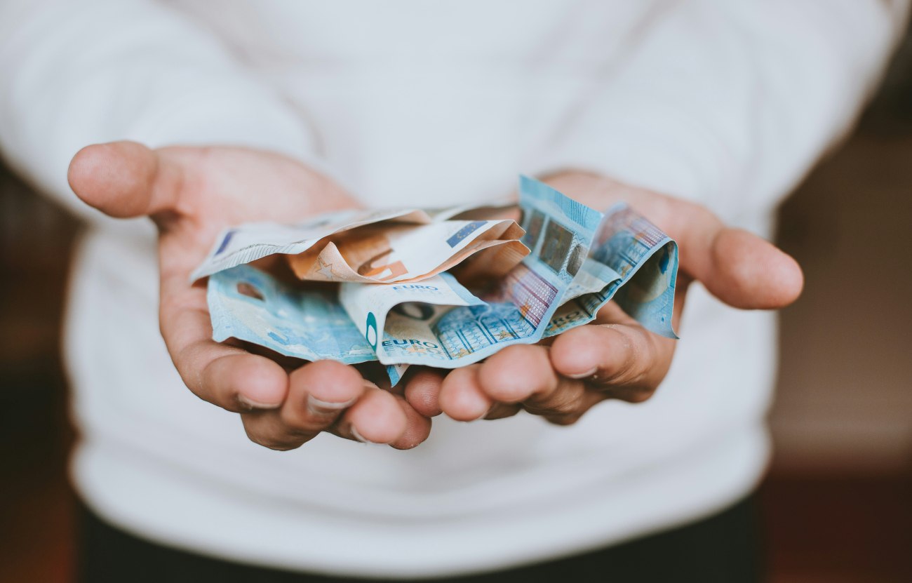 Gen Z: Γιατί η νοοτροπία YOLO εγκυμονεί κινδύνους – Δάνεια για διακοπές και έλλειψη αποταμίευσης