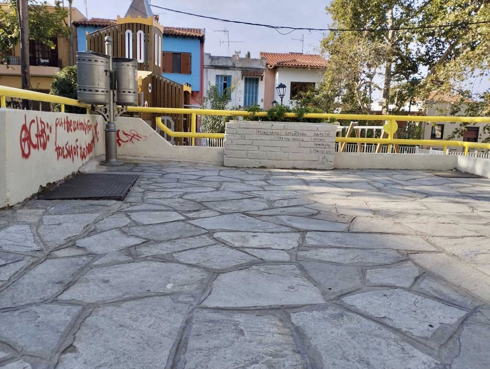 Θεσσαλονίκη: Απειλητικά συνθήματα κατά του δημάρχου στην παιδική χαρά