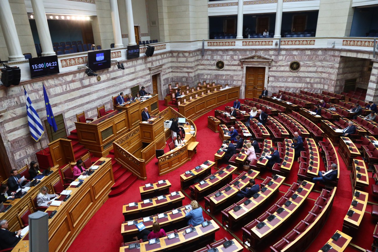 Δραματική αντιπαράθεση στη Βουλή για το νέο εργασιακό νομοσχέδιο