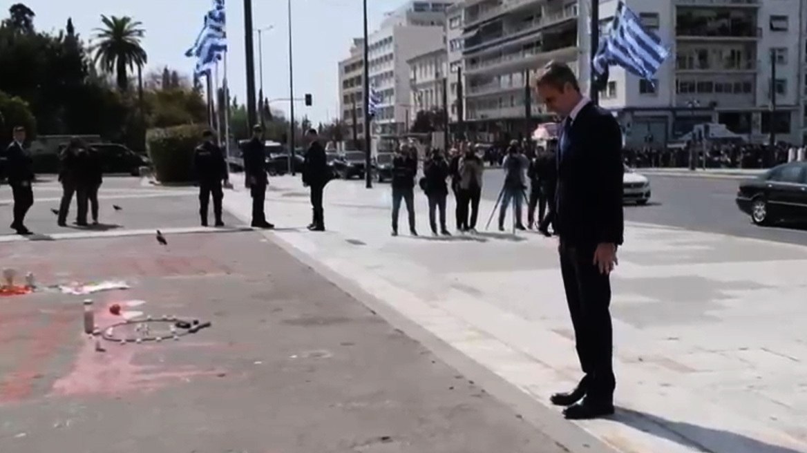 Μέγαρο Μαξίμου: Μετατόπιση της ατζέντας μέσω του μνημείου του Αγνώστου Στρατιώτη