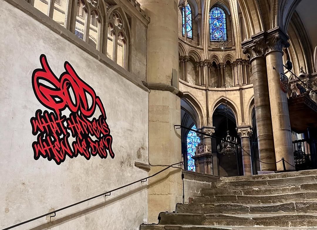 Γκράφιτι στον καθεδρικό ναό του Canterbury: Διχάζει το κοινό, ποια είναι η ερώτηση προς τον Θεό;