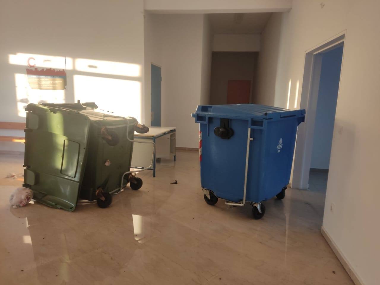 Βανδαλισμοί και προκλητικές ζημιές στο Λύκειο Άνδρου: έως και κάδους απορριμμάτων έριξαν στις τάξεις