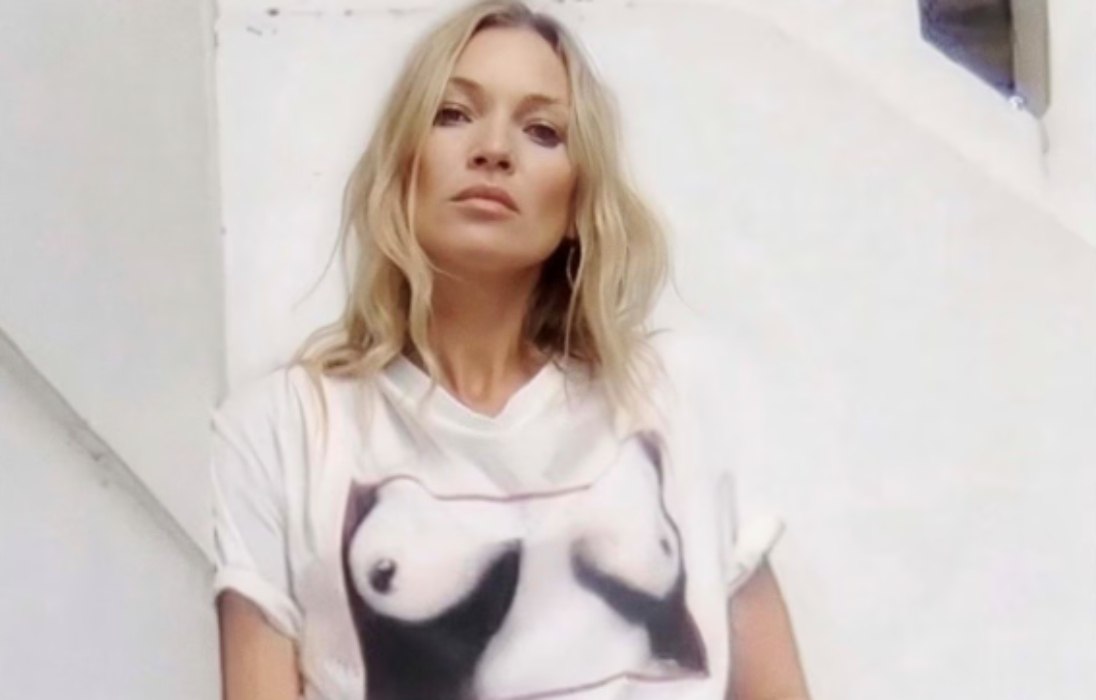 Το εμβληματικό t-shirt της Vivienne Westwood με τα γυναικεία στήθη επανέρχεται για καλό σκοπό