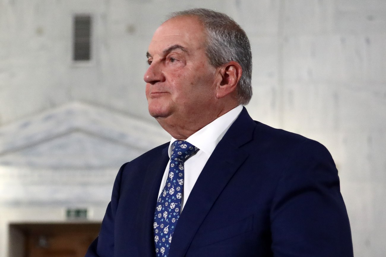 Εκρηκτικές εξελίξεις στη Νέα Δημοκρατία: Καραμανλής και Σαμαράς ενώνουν τις δυνάμεις τους εν μέσω κρίσης