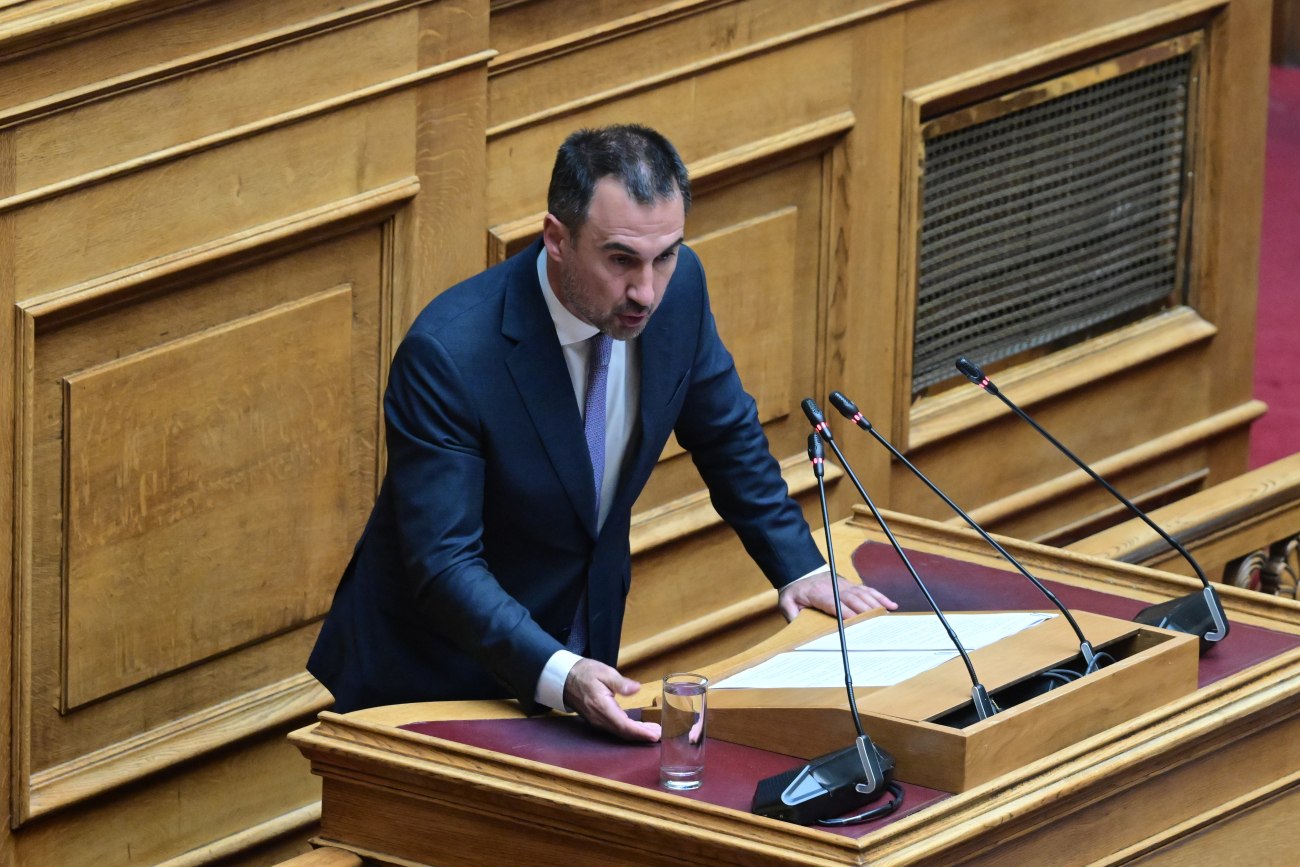 Χαρίτσης: Ο Μητσοτάκης μετατρέπει τη Βουλή σε πολιτικό καφενείο για να ενισχύσει την κυβέρνηση του